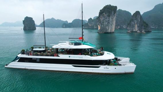 Du thuyền Catamaran 5 sao Vịnh Hạ Long & Vịnh Lan Hạ – Chuyến đi trong ngày có cầu trượt nước & bữa trưa cao cấp