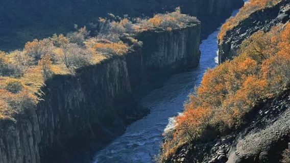 黃金圈包車遊：瀑布+間歇泉+國家公園+火山口