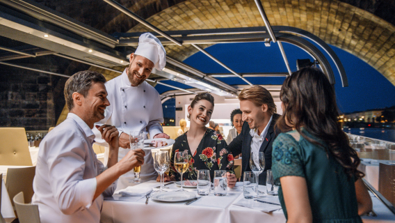 kapal pesiar Makan Malam Perahu Kaca Atap Terbuka Praha + Tur tur gabungan
