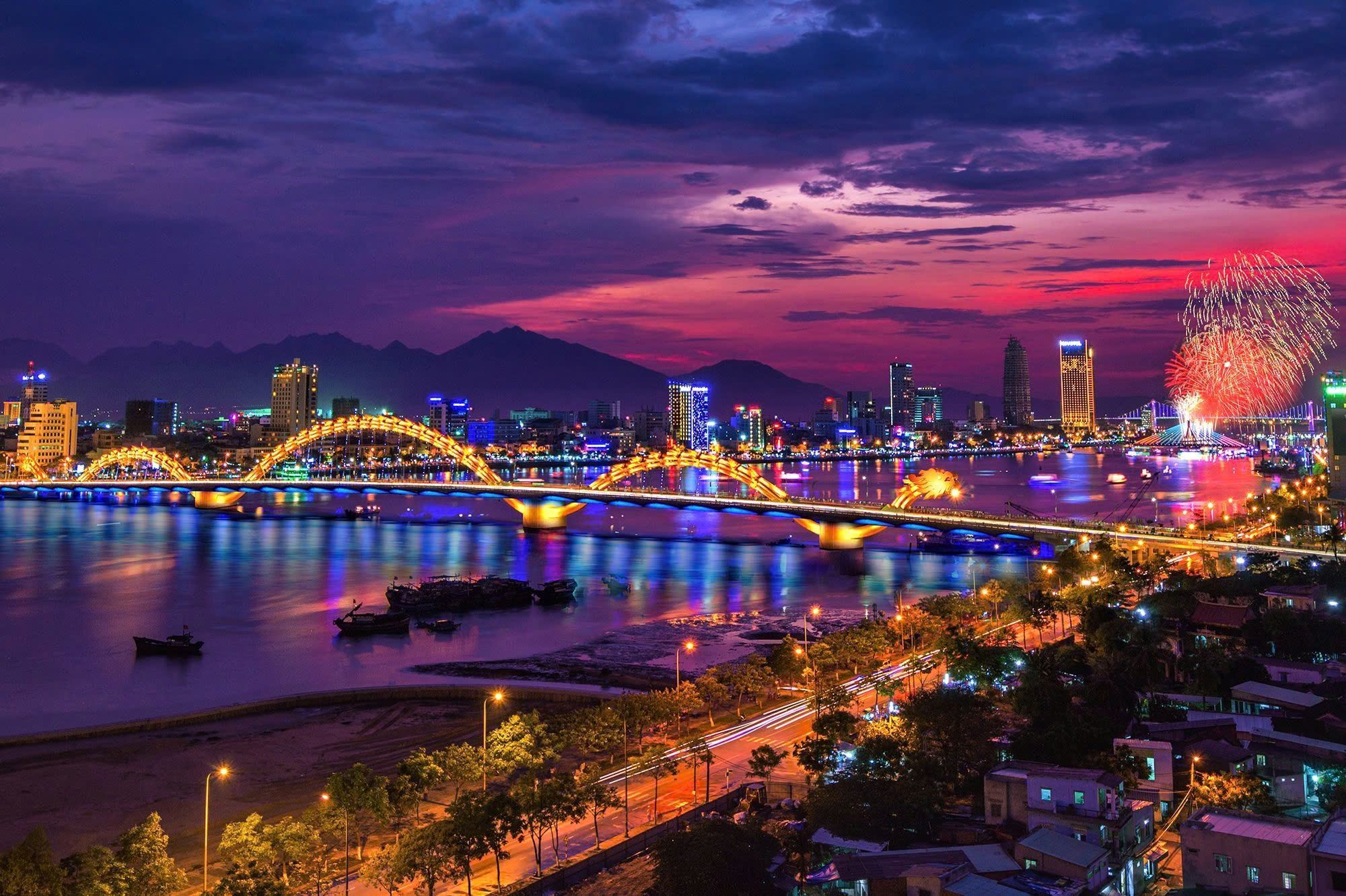 Lively Danang Sightseeing Night Tour with Local Dessert