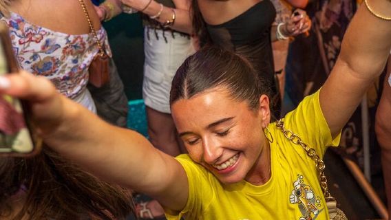 Nice: Pub Crawl Yellow – Sociale Bars, Spellen & VIP Club Toegang
