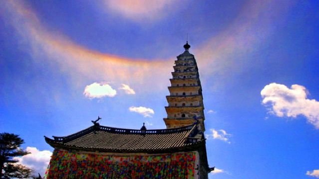 Dali Private In-depth Day Tour to Jizu Mountain:A Spiritual Odyssey Amidst Temples&Peaks