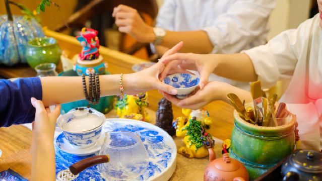 เวิร์กช็อปชาฮานอย 2.5 ชั่วโมง: ศิลปะการชงชาของช่างฝีมือ วัฒนธรรมฟาร์มชายฝั่ง และประสบการณ์ชิมชา