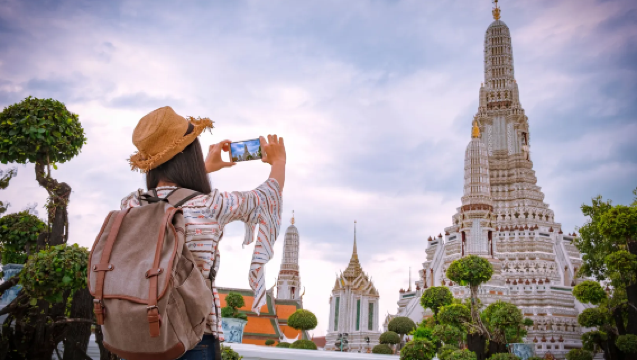 Half-day photography tour of Wat Arun pier in Bangkok, complete with traditional Thai shawl.