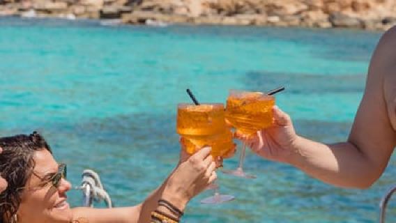 Giro in catamarano di lusso a Palma con cibo e tavole da paddle