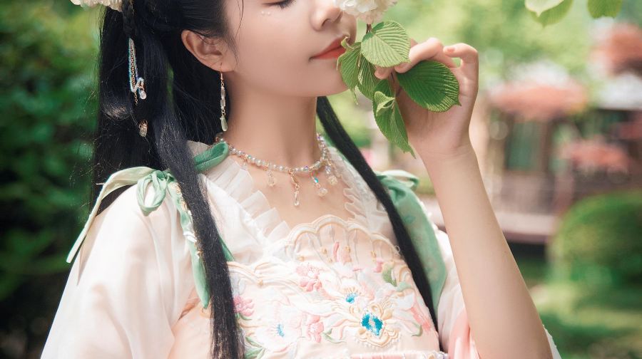 西安Trip Moments【大雁塔 精品款漢服租賃/精緻妝造/跟拍，不含門票】