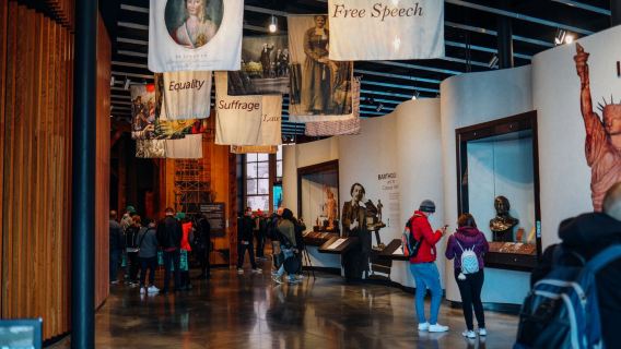 ทัวร์วันเดียว/ทัวร์หลายวัน ไปยังเกาะเทพีเสรีภาพในนิวยอร์กซิตี้ สหรัฐอเมริกา ออกเดินทางจากแบตเตอรีพาร์คหรืออุทยานแห่งรัฐลิเบอร์ตี้