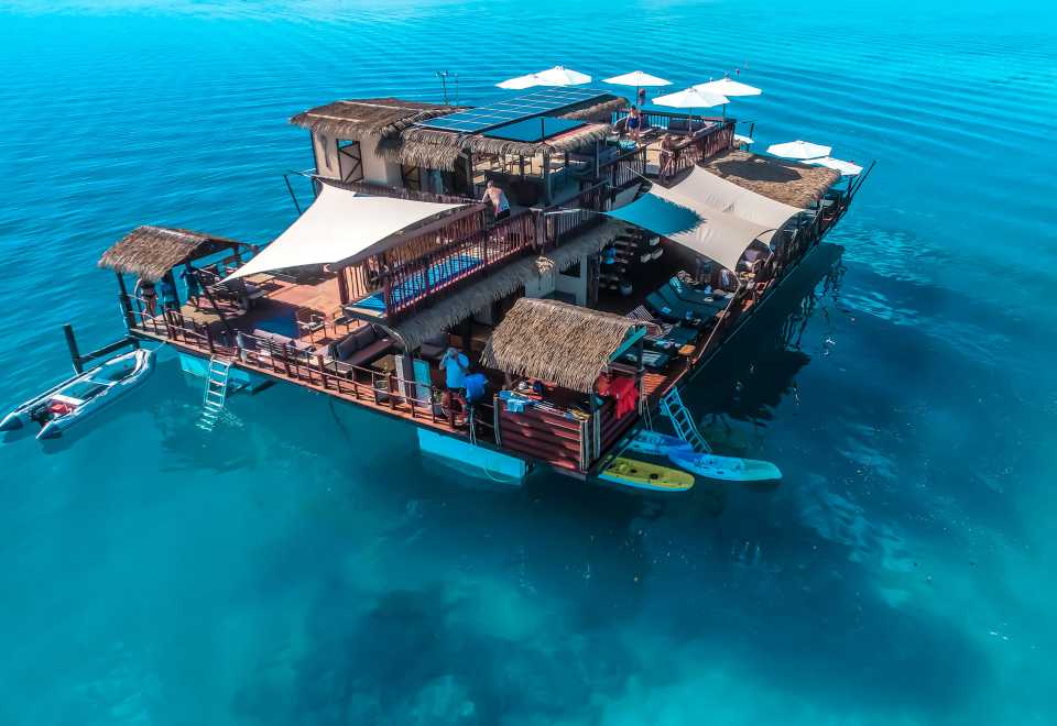 タカシ【新品】セブンスヘブン、バリ神山 フィジー・セブンスヘブン海上バー「Seventh Heaven」デナラウ送迎付き