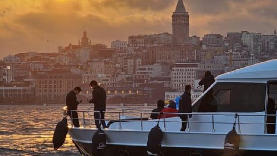 Estambul: crucero al atardecer por el Bósforo con guía en vivo