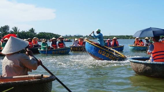 Trải nghiệm thuyền thúng tre ở làng dừa cùng người dân địa phương