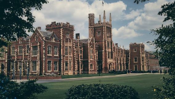 Оформите заказ после консультации со службой поддержки (клиентов) / Замок Белфаст, Музей Титаника, аэропорт, трансферы из точки в точку, экскурсии с гидом, услуги частного транспорта в Северной Ирландии, Великобритания.