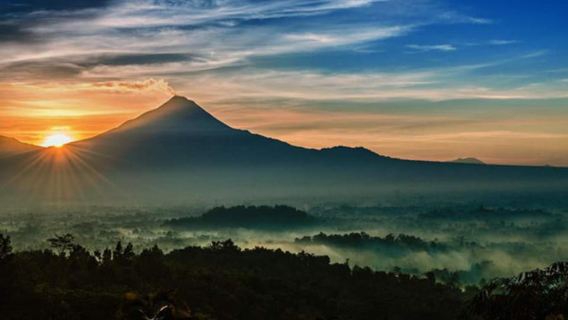 YOGYAKARTA; SUNRISE AT VIEW POINT AND BOROBUDUR CLIMB UP