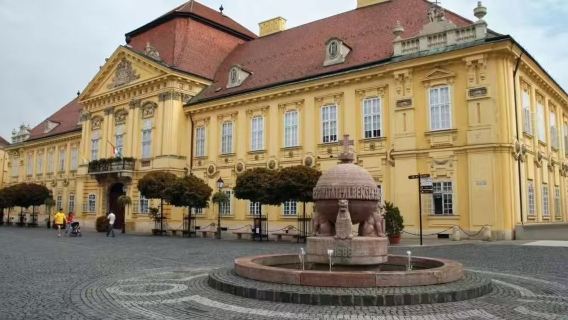 匈牙利布達佩斯來回：塞克什白堡小鎮一日遊（探訪「愛之城」）