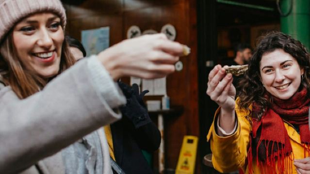 London: Borough Market & Southwark Guided Food Tour + Tastings