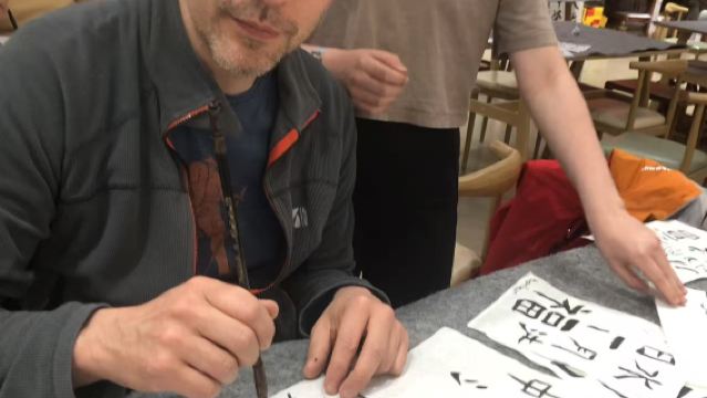 Una experiencia inmersiva de caligrafía y pintura china