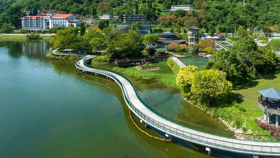 第1次国立公園小型シート2枚（ 台湾次高タロコ、大屯・新高阿里山）(タトウ付き) 台湾花蓮タロコ国家公園＋縦谷風景 山海の出会い プライベート専用車