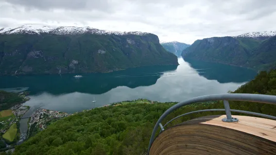 Noruega · Plataforma de observação Flåmstegstein [Vista para o fiorde de Aurland] van