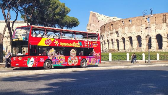 Bus touristique City Sightseeing à Rome/Billet d'entrée pour le Colisée en option/Bus panoramique nocturne