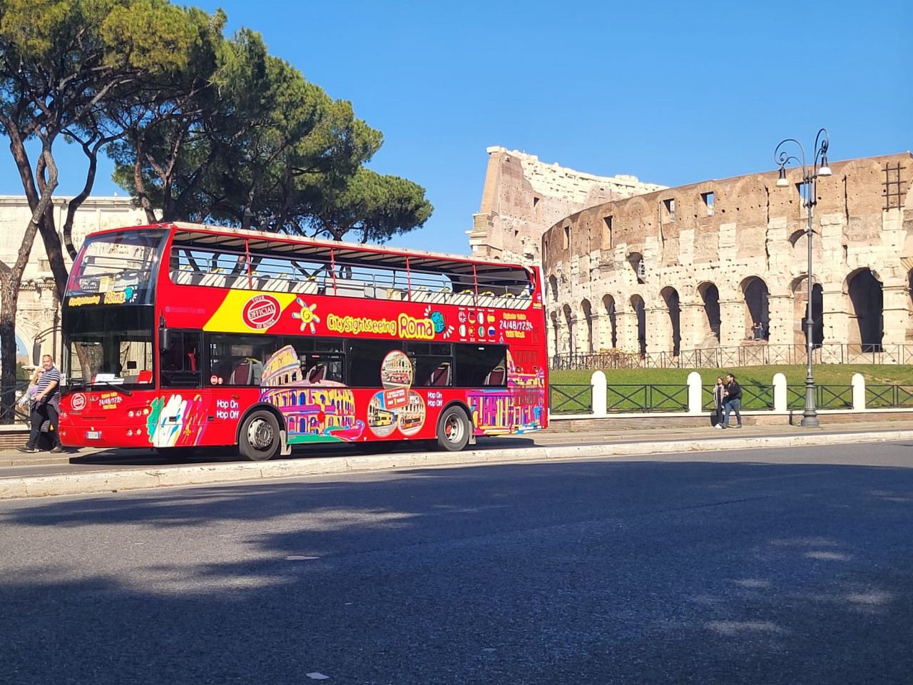 Autobús turístico City Sightseeing en Roma/Entrada opcional para el Coliseo de Roma/Autobús panorámico nocturno