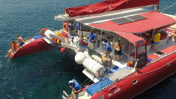 ซานโตรินี: ล่องเรือชมพระอาทิตย์ขึ้นยามเช้า + อาหาร + บริการรับส่ง