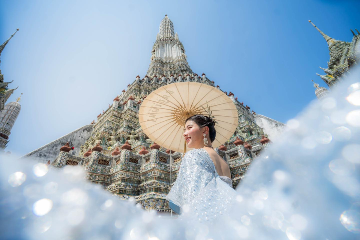 Thailand Bangkok Wat Arun Trip Moments[1-hour professional unlimited photoshoot | Wat Arun admission ticket | 3-hour Thai costume with hair and makeup for single or couple]