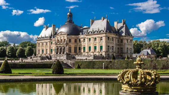 Excursión de un día al Palacio de Fontainebleau y al Palacio de Vaux-le-Vicomte con audioguía, entrada y transporte ida y vuelta desde París