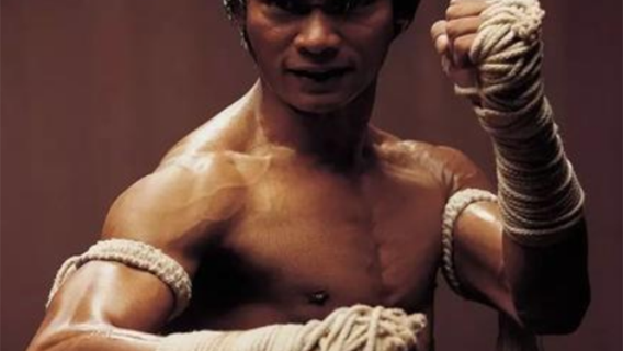 Thailändische Muay Thai Show in der Thapae International Boxing Arena in Chiang Mai – Abendliche Boxkampfvorführung am Thapae Tor mit echten Kämpfen