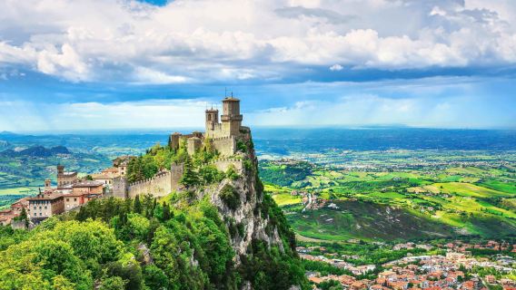 tour giornaliero a San Marino con esperti locali e caccia al tartufo nelle Marche | Caccia al tesoro nella foresta con i cani Aquaranian + caffè di benvenuto + souvenir attività