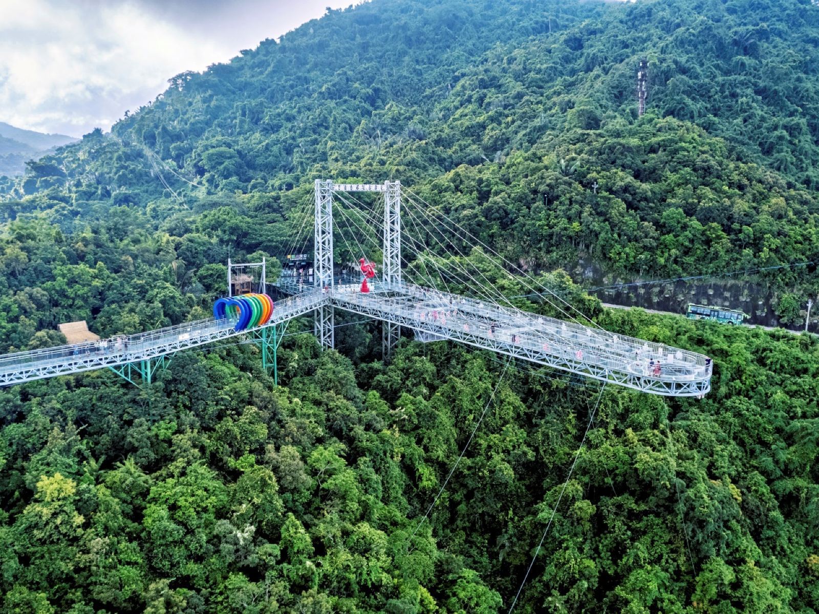 Однодневный тур в парк Януода (включая канатную дорогу в одну сторону) [возможность апгрейда на стеклянный мост + шведский стол в тропическом лесу]