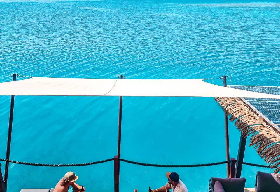 タカシ【新品】セブンスヘブン、バリ神山 フィジー・セブンスヘブン海上バー「Seventh Heaven」デナラウ送迎付き