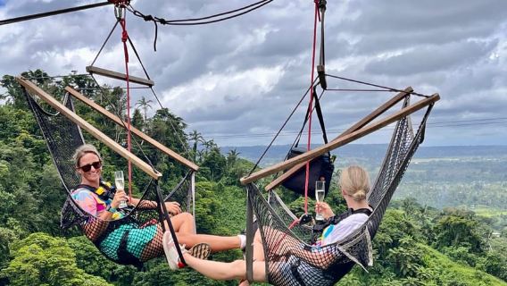 Sedia nella giungla di Vanuatu in aria