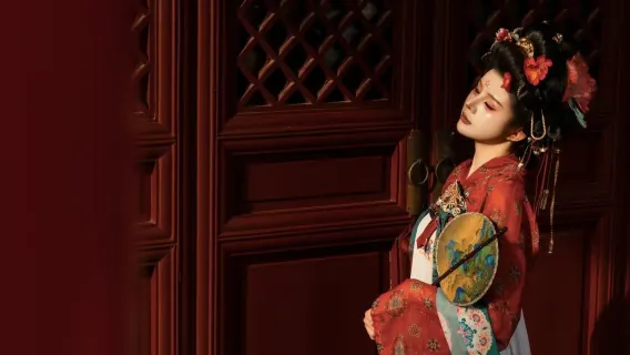 Nanchangin kevään kansallisen tyylin Hanfu-kokemus [upeat Hanfu-vaatteet + Nanchangin kukkakorukokemus + erinomainen meikkaus]
