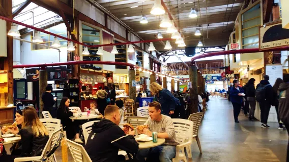 Parc du pont suspendu + Marché public de l'île Granville + Musée des sciences en excursion d'une journée