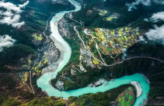 雲南怒江丙中洛+霧裡村+普化寺+重丁教堂一日遊提供中英文服務