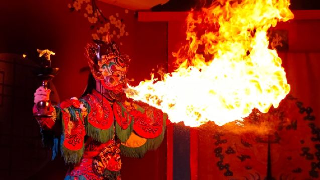 Li Yuan Hui Guan - Eintrittskarte für eine Vorstellung des immateriellen Kulturerbes Sichuan-Oper mit Maskenwechsel, optional mit Batik-Erlebnis oder Kostüm- und Schminkerlebnis des immateriellen Kulturerbes