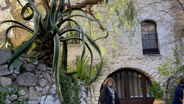 Conducir un Renault Mégane E-Tech para explorar Èze y la Riviera francesa