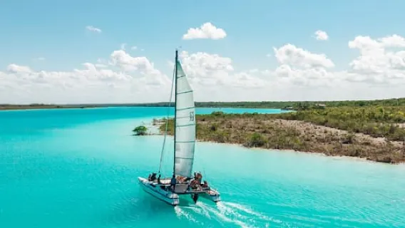 Bacalar: Passeio de catamarã em grupo pela lagoa das 7 cores