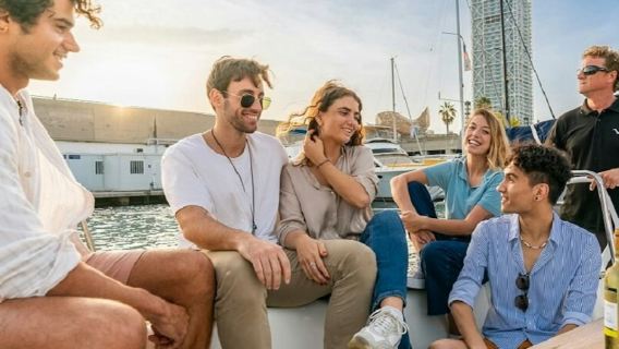 บาร์เซโลนา: ทัวร์เรือใบส่วนตัว 2 ชั่วโมง พร้อมเครื่องดื่มและของว่าง