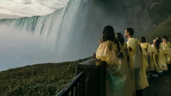 Niagara Falls (Canada): Guided Tour + Boat Cruise + Roundtrip Transport