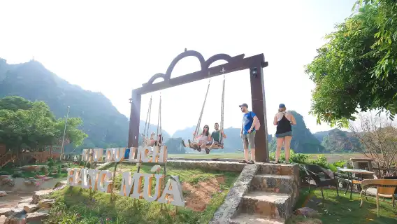 ニンビン最高の日帰りツアー ホアルー/バイディン-タムコック/チャンアン-ムア洞窟とサイクリング
