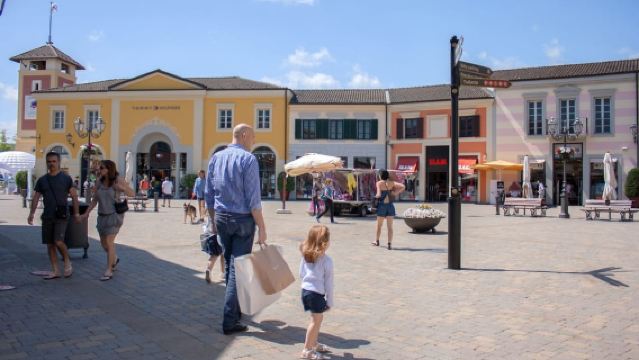Mailand: Hin- und Rücktransfer zum Designer-Outlet Serravalle