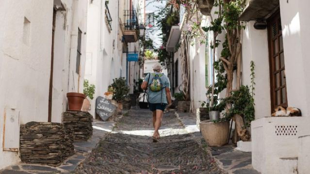 Barcelona: Private Tour Besalú - Girona and "Diamond Head" of Catalonia