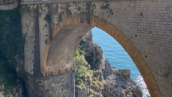 จากโพซิตาโน: ทัวร์ส่วนตัวของอามาลฟีและราเวลโล