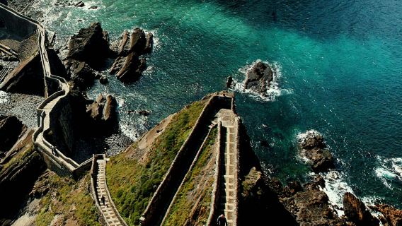 Gaztelugatxe und Guggenheim Museum aus San Sebastián