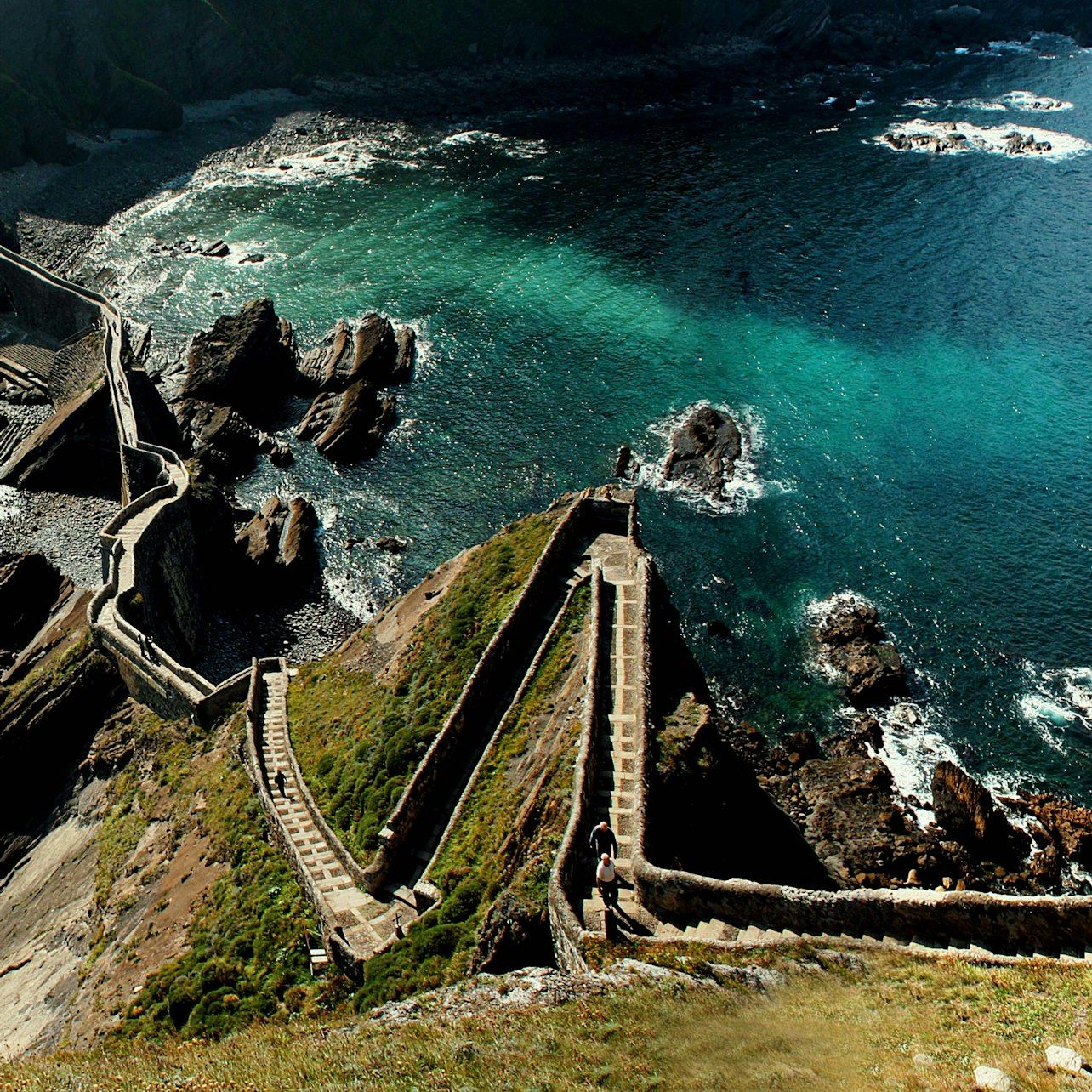 Gaztelugatxe e Museo Guggenheim di San Sebastián