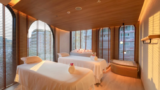 Das Makkha Spa in Phuket, ein beliebter Hotspot für Social Media, besticht durch seinen eleganten europäischen Stil und bietet die perfekte Auszeit zur Entspannung und Erholung.