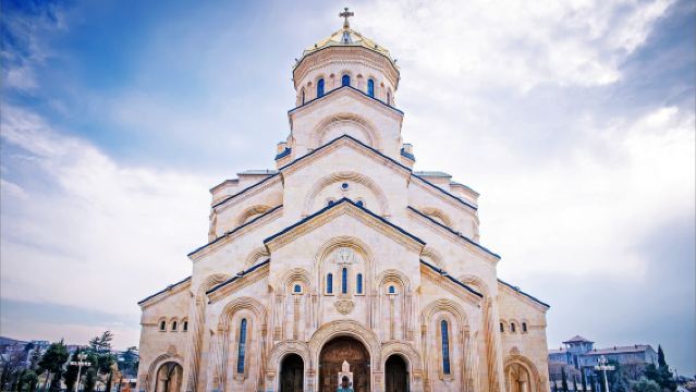 Catedral de la Santísima Trinidad + Puente de la Paz + Fortaleza de Narikala + Plaza de la Libertad + Tbilisi sea con servicio de coche privado con conductor