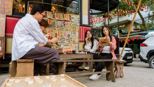 Tour gastronómico de medio día en Hanói: Paseo en tranvía y degustación de comida de la era del descuento desde el lago Truc Bach