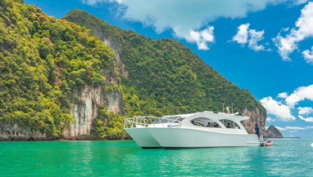 Krabi/Ao Nang: Premium-Katamaran-Tour zu den Phi-Phi-Inseln + Bambusinsel, Schnorcheln und Mittagsbuffet