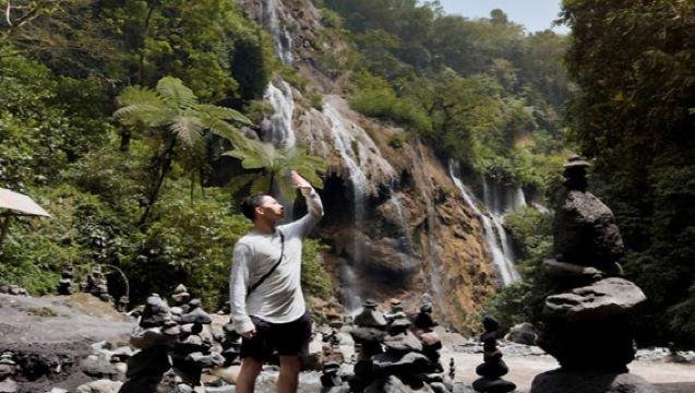 Avventura alla Cascata di Tumpak Sewu - Escursione nella Foresta e Esplorazione delle Grotte